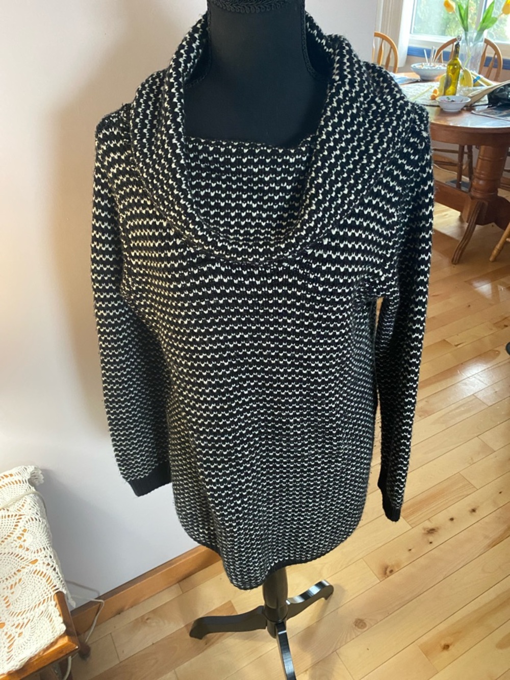 3/25 💕
Papillon Blanc Black and White Cowl Neck Sweater